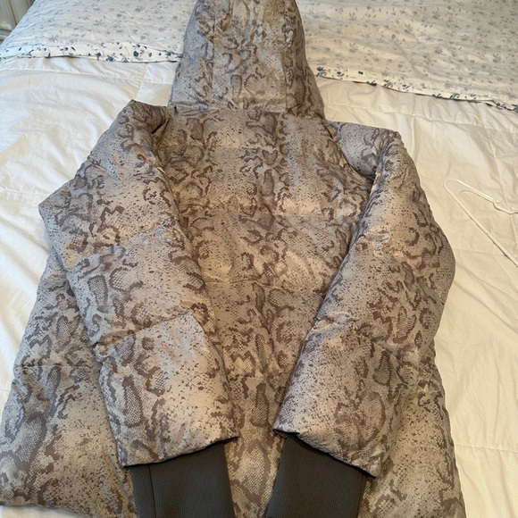 Varley gray down Hooded Puffer Jacket New small - Picture 2 of 9